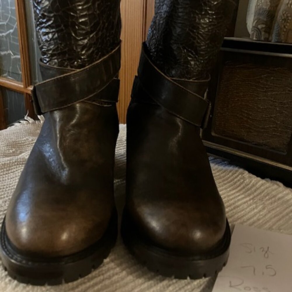 Pair Ross & Snow Boots